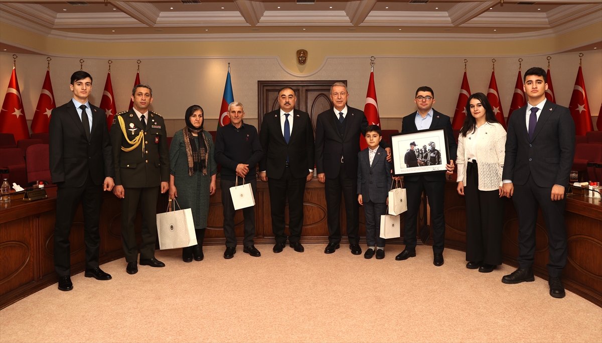 Akar, “topraklarını kurtarma” sözünü tutan Azerbaycanlı şehit subayın ailesi ile bir araya geldi