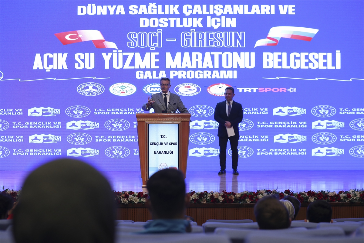 Bakan Kasapoğlu, Soçi-Giresun Yüzme Maratonu Belgeseli'nin galasına katıldı:
