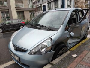 İSTANBUL (AA) – Bakırköy'de iki otomobilin çarpışması sonucu yaralanan iki