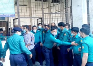 - Hükümeti eleştiren Abrar Fahad isimli üniversite öğrencisini öldürmekle suçlanan