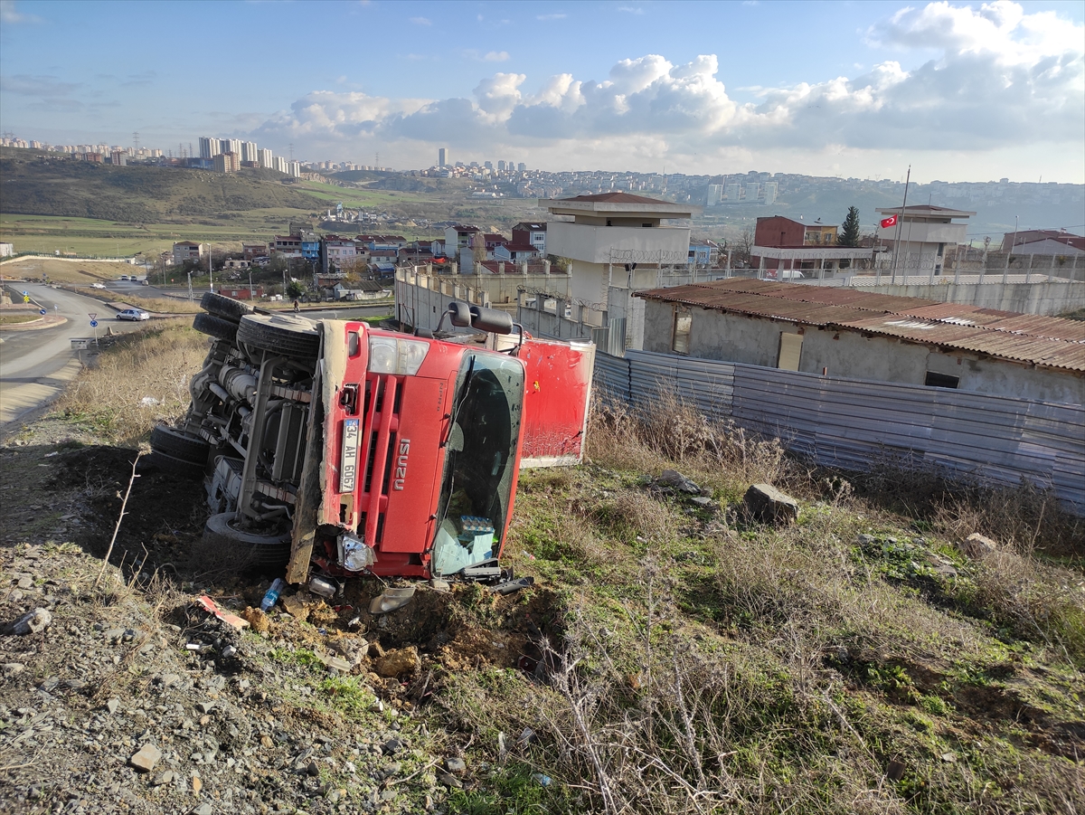 Başakşehir'de dondurulmuş gıda yüklü kamyonet devrildi