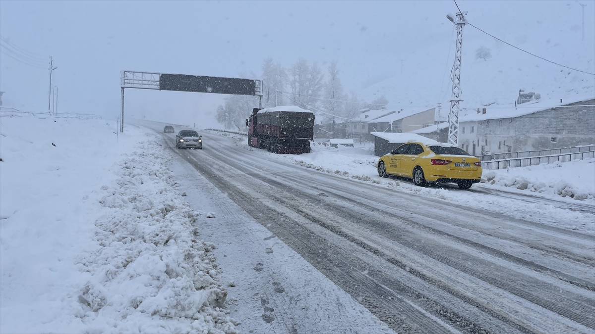 GÜNCELLEME – Bayburt-Erzurum kara yolu Kop Dağı Geçidi'nde ulaşım kontrollü sağlanıyor