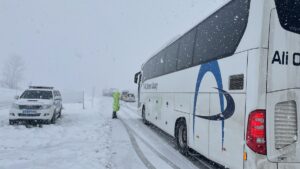 BAYBURT (AA) – Bayburt-Erzurum kara yolu, kar ve tipi nedeniyle
