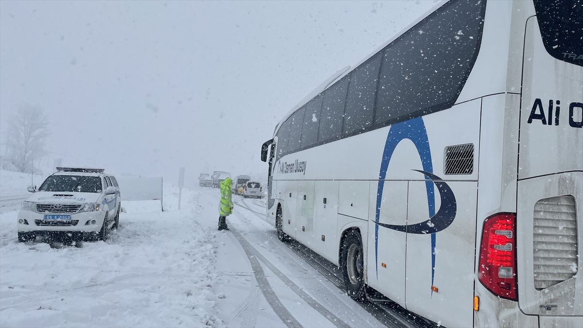 Bayburt-Erzurum kara yolunda Kop Dağı Geçidi'nde ulaşım durdu