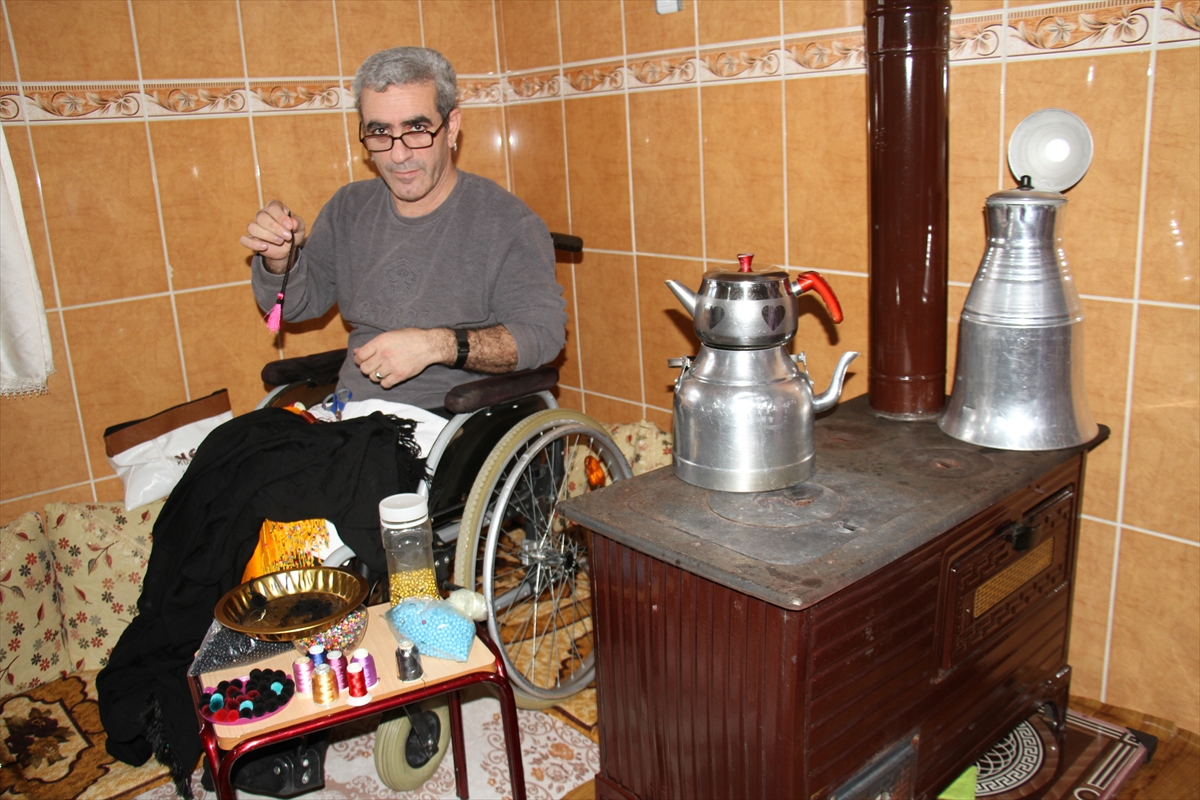 Bedensel engelli vatandaş, yaptığı el işi ürünleri satarak geçimini sağlıyor