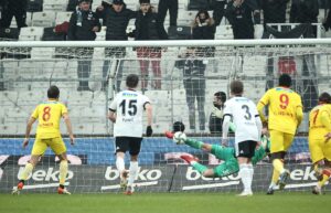 - Beşiktaş: 1 - Göztepe: 1 (İlk yarı)