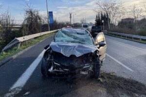 İSTANBUL (AA) – Beşiktaş'ta bariyerlere çarptıktan sonra şarampole yuvarlanan otomobildeki