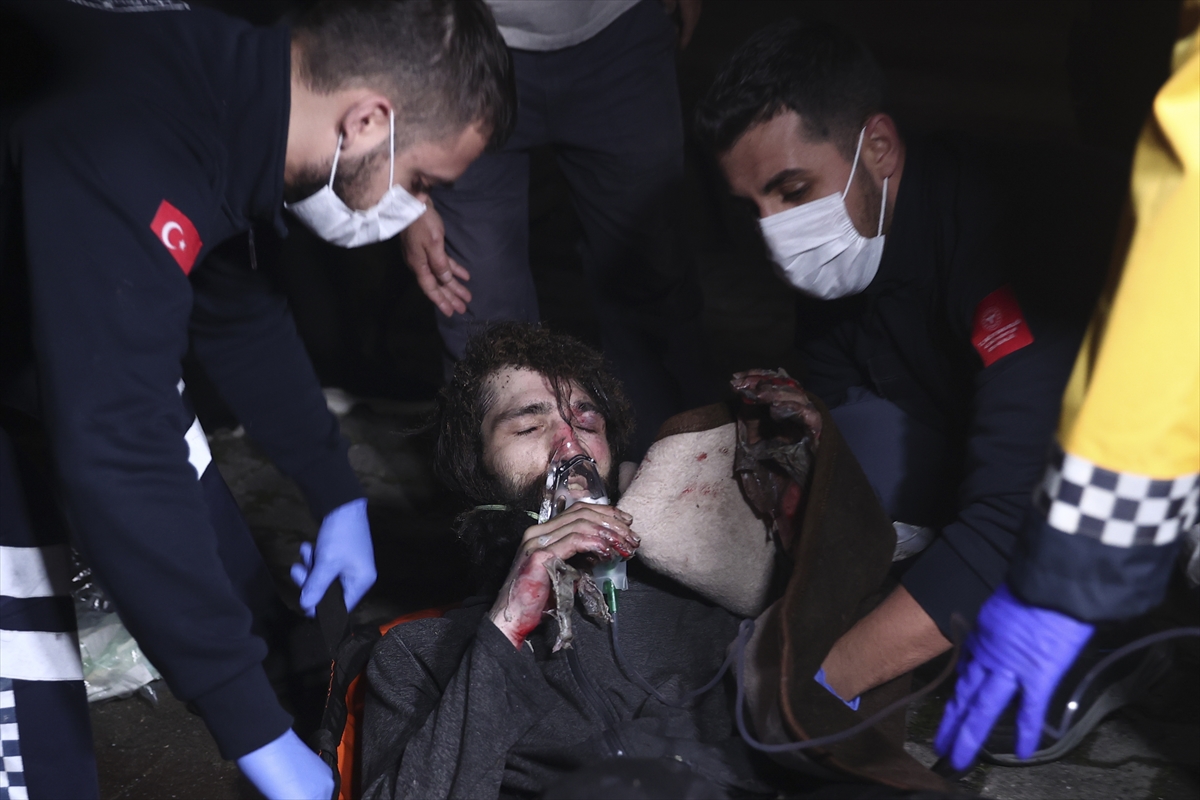 İSTANBUL (AA) – Beyoğlu’nda iki katlı ahşap bina yandı, yangın