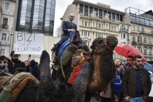 İSTANBUL (AA) – Beyoğlu'nda toplanan bir grup, seyahatlerde istenen PCR