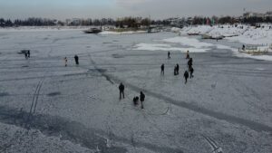 KONYA (AA) – Kıyı kesimleri donan Beyşehir Gölü'nde, buz üzerinde