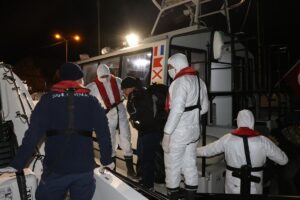 ÇANAKKALE (AA) – Çanakkale'nin Ayvacık ilçesi açıklarında lastik botlarının motoru