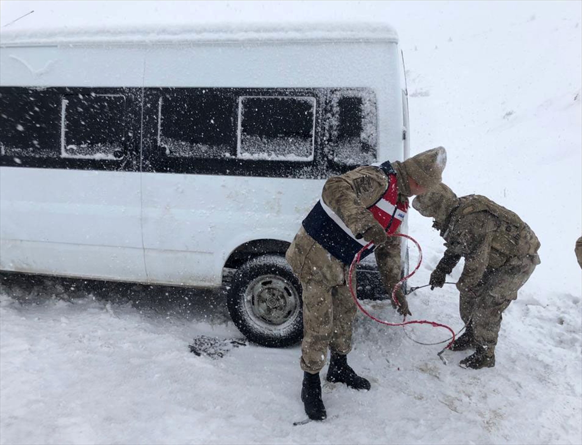 Bitlis'te kar nedeniyle yolda mahsur kalan öğrenciler kurtarıldı