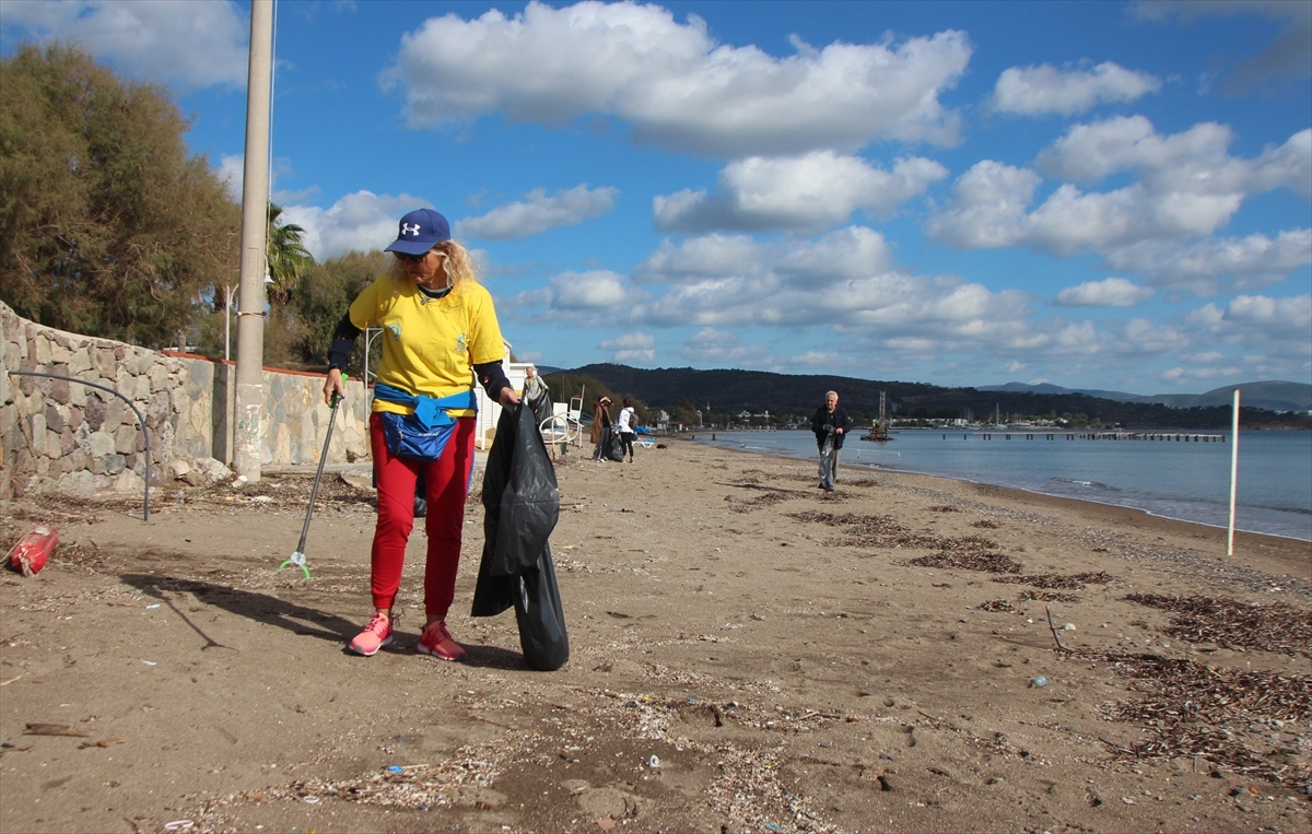 Bodrum'da gönüllüler fırtına sonrası sahilde kıyı temizliği yaptı