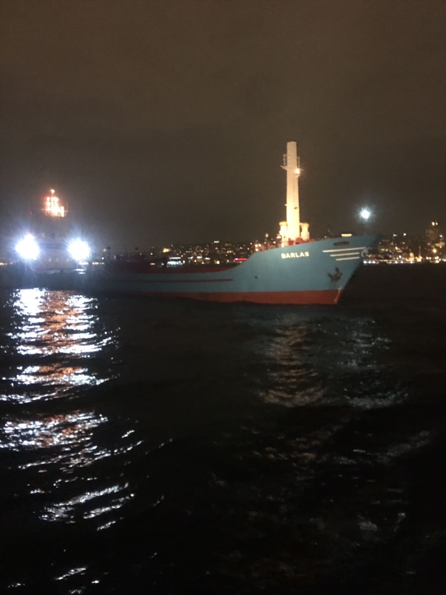 Boğaz trafiği, Kız Kulesi açıklarında arızalanan gemi nedeniyle askıya alındı