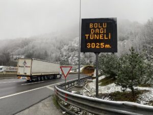 - Kar kalınlığının bazı yerlerde 5 santimetreye ulaştığı bölgede karayolları