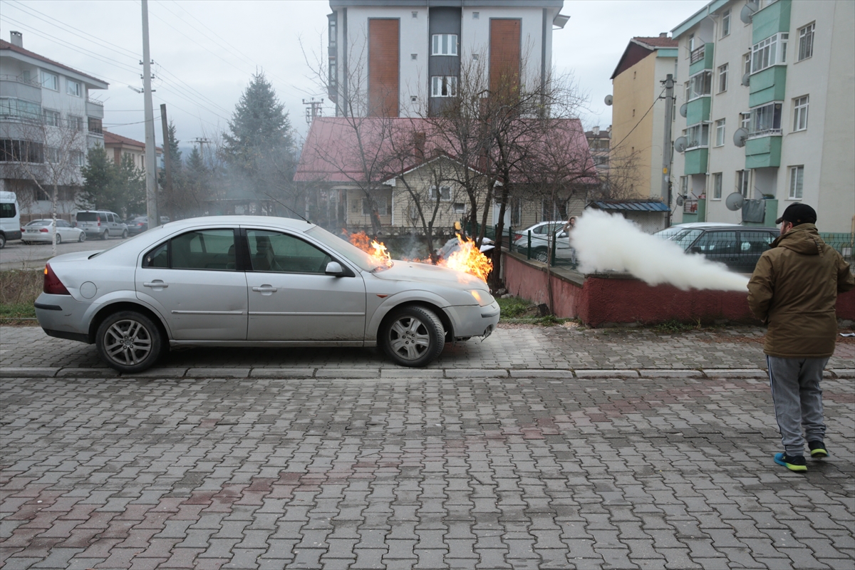 Bolu'da park halindeyken alev alan otomobil hasar gördü