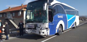 BOLU (AA) – Bolu'nun Yeniçağa ilçesinde yolcu otobüsüyle çarpışan traktörün