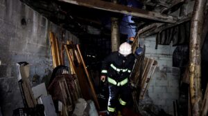 BURSA (AA) – Bursa'nın Osmangazi ilçesinde, marangoz atölyesinin depo kısmında