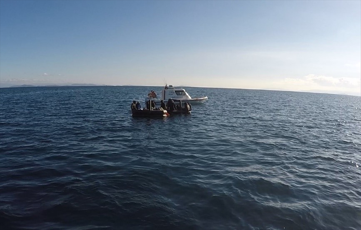 Çanakkale'de Türk kara sularına itilen 52 düzensiz göçmen kurtarıldı