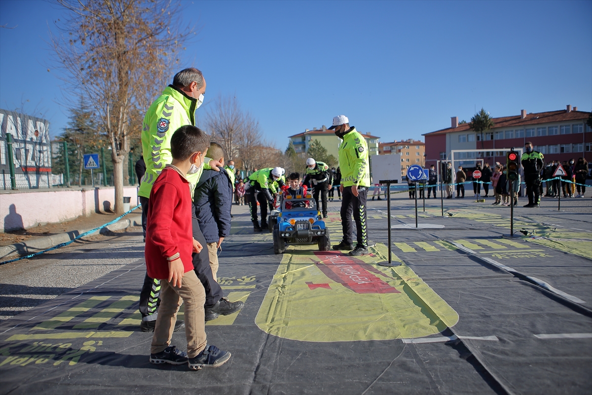 Çorum'da öğrencilere “Mobil Trafik Eğitim Tırı”nda eğitim verildi