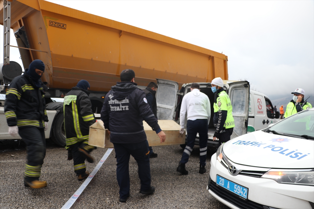 Denizli'de tırla çarpışan otomobilin sürücüsü öldü