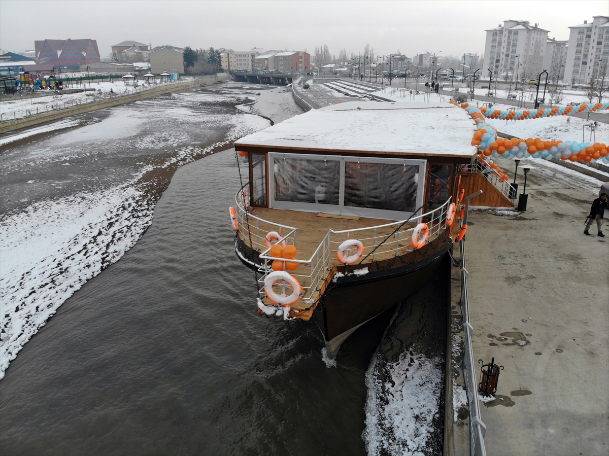 Denizsiz kentin sakinleri tekneden dönüştürülen “Ada Marina” isimli restorana kavuştu