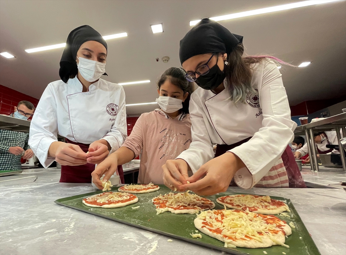 Dezavantajlı çocuklar üniversite mutfağında kurabiye ve pizza pişirdi