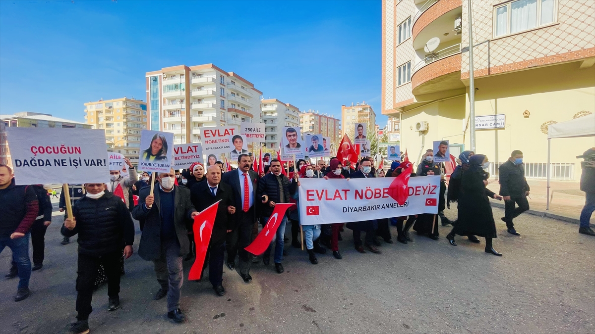 Diyarbakır anneleri 250'nci ailenin katılımıyla teröre tepki yürüyüşü düzenledi