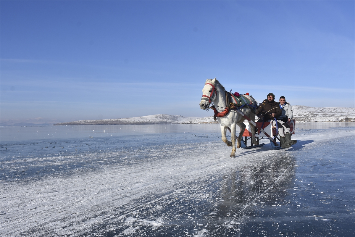 Doğa harikası Çıldır Gölü yılın son gününde ziyaretçilerini buz üzerinde ağırladı
