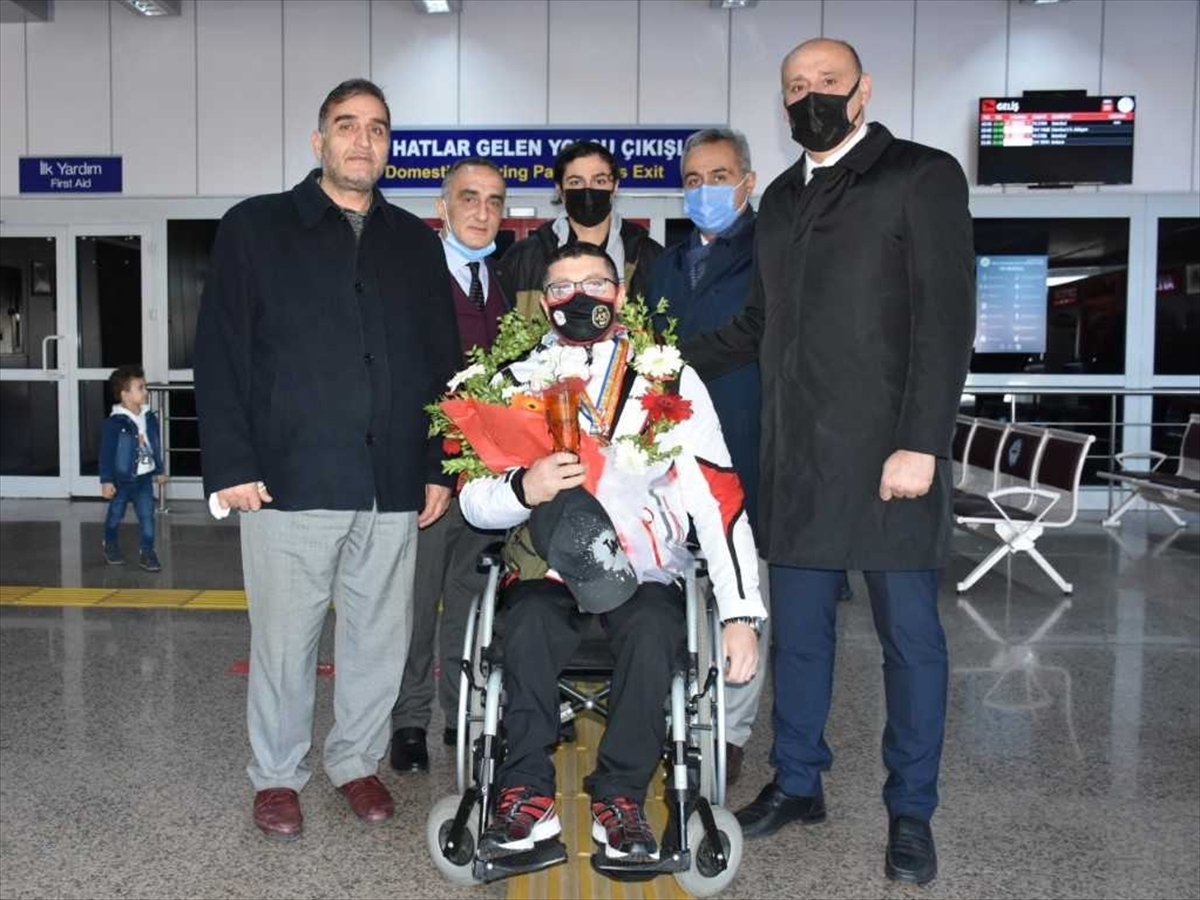 Dünya üçüncüsü olan engelli bilek güreşçisi Seven çiçeklerle karşılandı