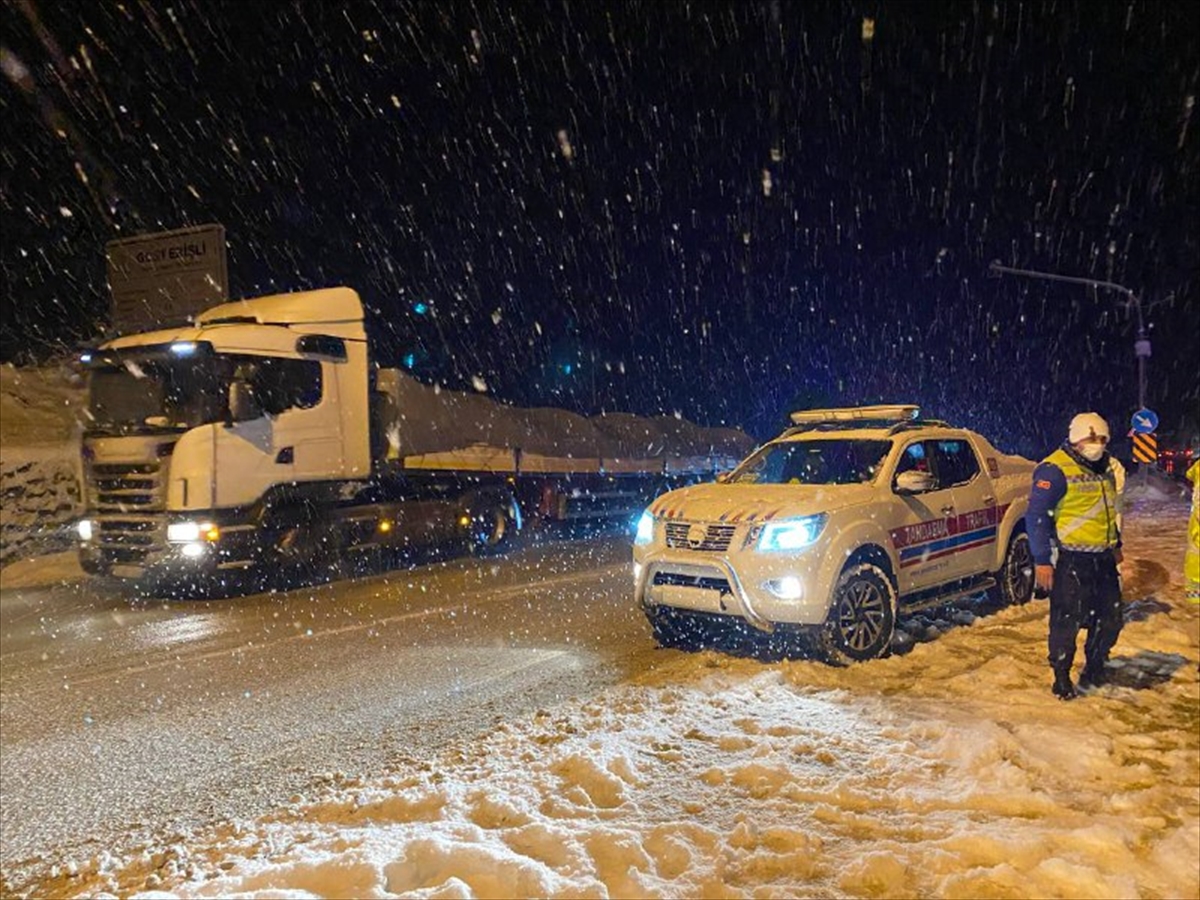 DÜZCE (AA) – Düzce’de etkisini sürdüren yoğun kar yağışı nedeniyle