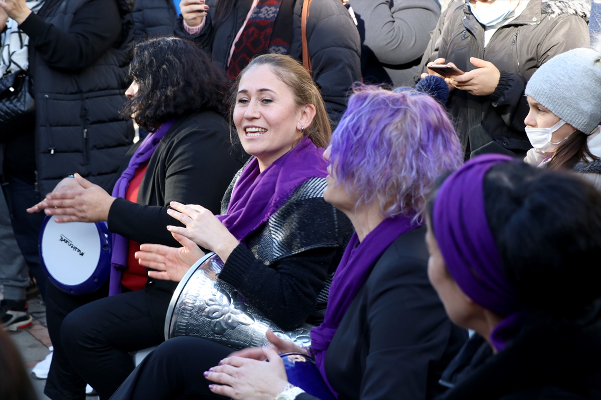 Edirne'de ev kadınlarının kurduğu ritim grubu Trakya şarkıları konseri verdi