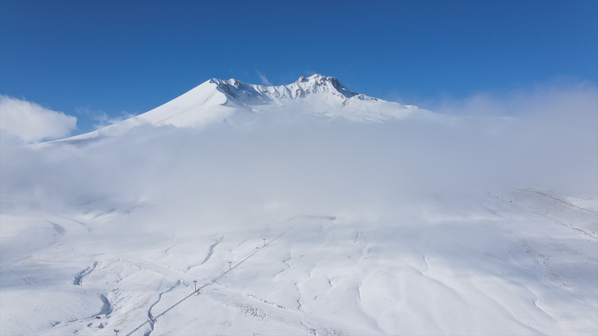 Erciyes'in yüksek kesimlerinde kar kalınlığı 50 santimetreye ulaştı