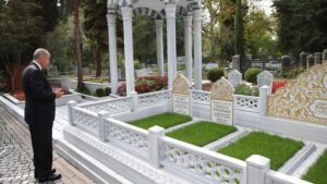 İSTANBUL (AA) – Cumhurbaşkanı Recep Tayyip Erdoğan, anne ve babasının