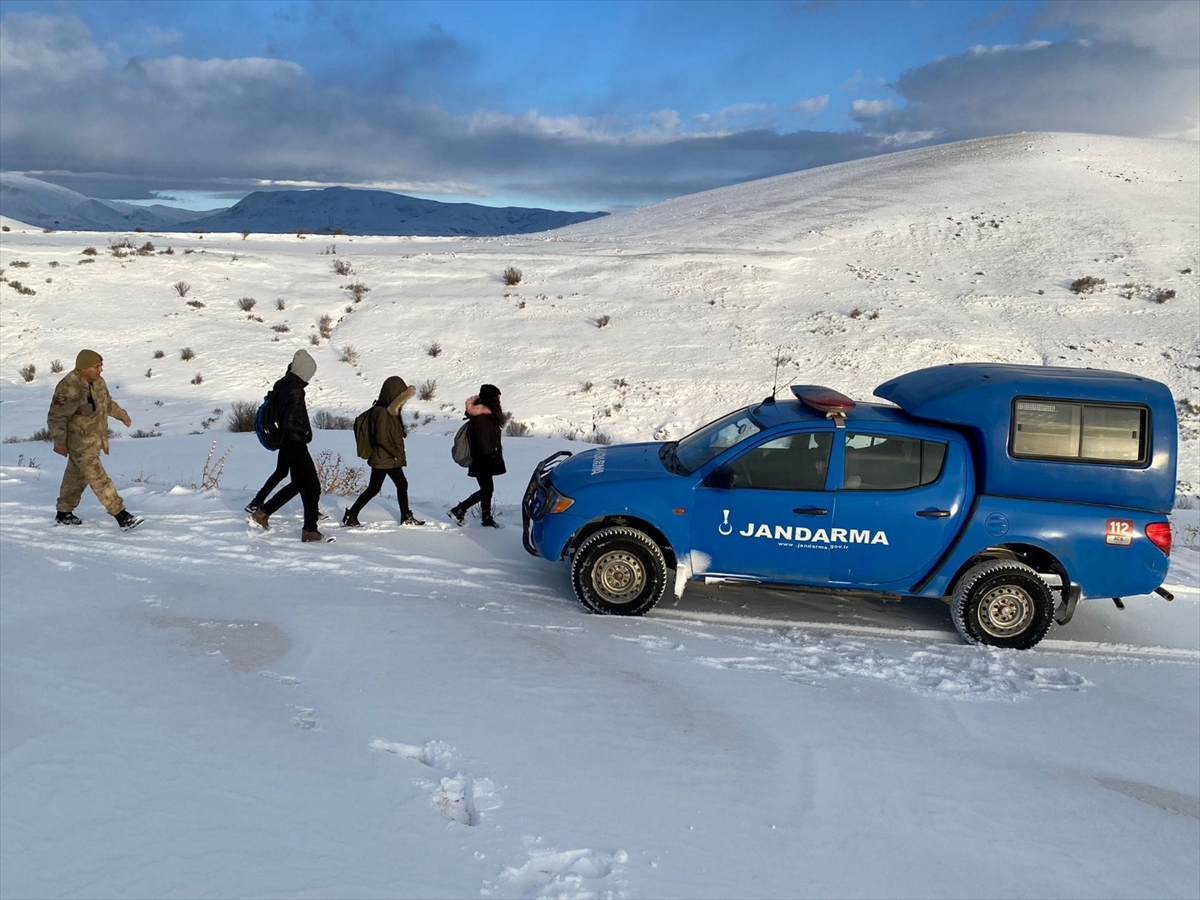 Erzincan'da kar ve tipide mahsur kalan öğrencileri jandarma kurtardı