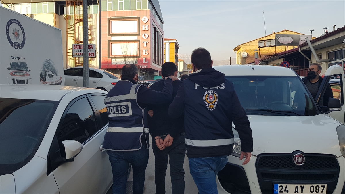 Erzincan'da öğretmen ablasını bıçaklayarak öldüren zanlı adliyeye sevk edildi