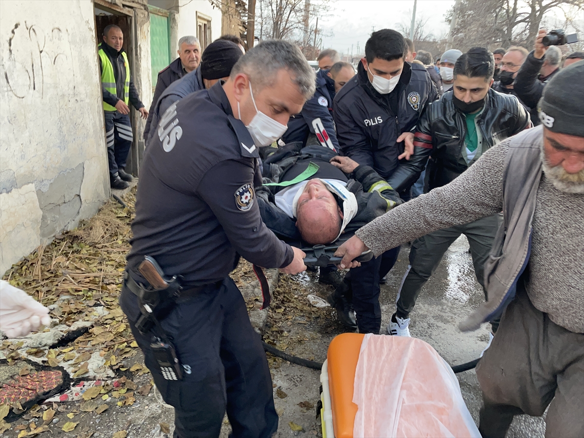 Erzincan'da yangına müdahale eden itfaiye eri çatıdan düşerek yaralandı