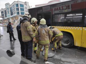 İSTANBUL (AA) – Esenyurt'ta seyir halindeki İETT otobüsünün lastiğinde çıkan