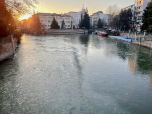 ESKİŞEHİR (AA) – Eskişehir kent merkezinden geçen Porsuk Çayı soğuk