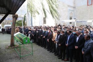 BURSA (AA) – Bursa'da görevli olduğu tarihi Yeşil Cami'de ziyaretçilerine