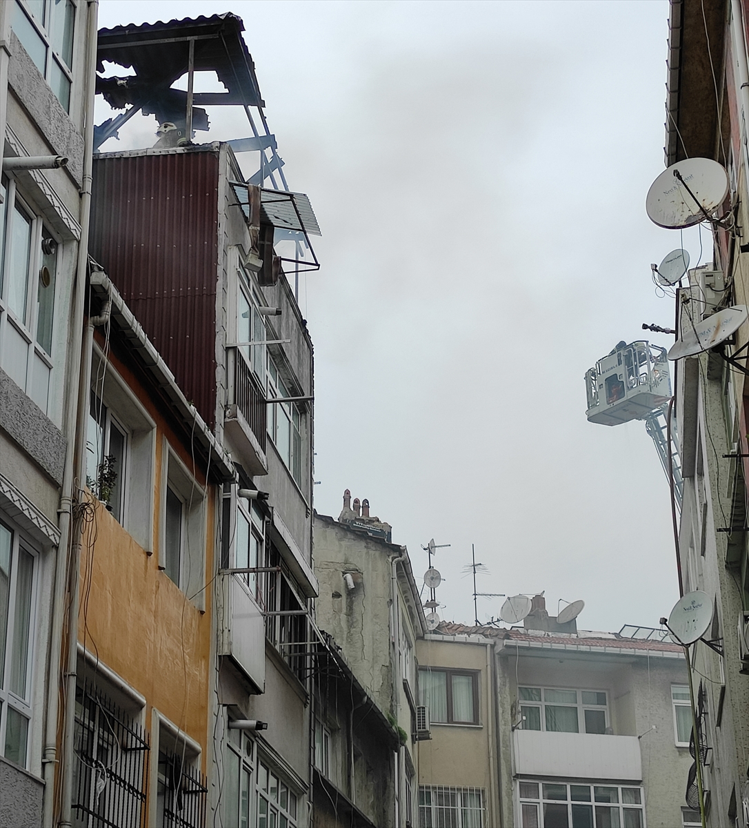 Fatih'te bir apartmanın teras katında çıkan yangın hasara neden oldu