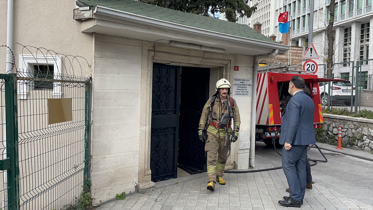 İSTANBUL (AA) – Fatih'te bulunan tarihi bir camide çıkan yangın