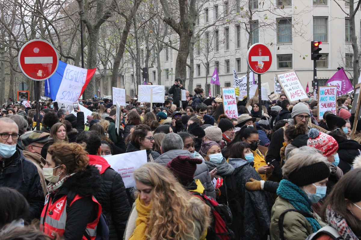 Fransa’da sosyal hizmet sektörü çalışanları greve gitti