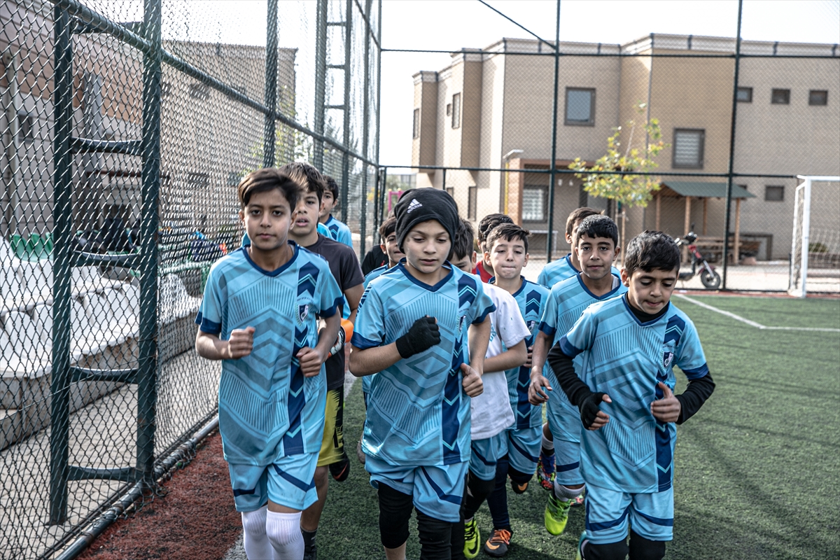 Futbol tutkunu Suriyeli yetim çocukların hayali Galatasaray altyapısı