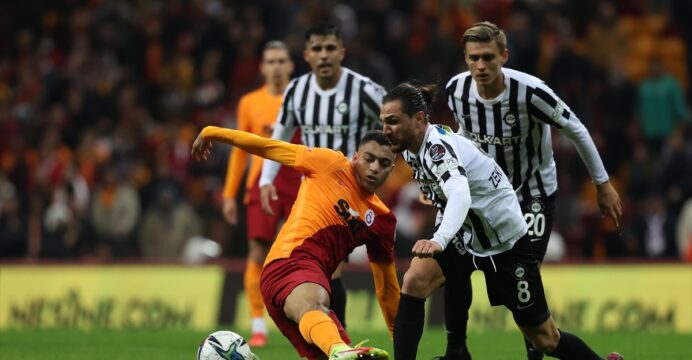 Galatasaray, sahasında puan kaybetti, liderin 16 puan gerisine düştü