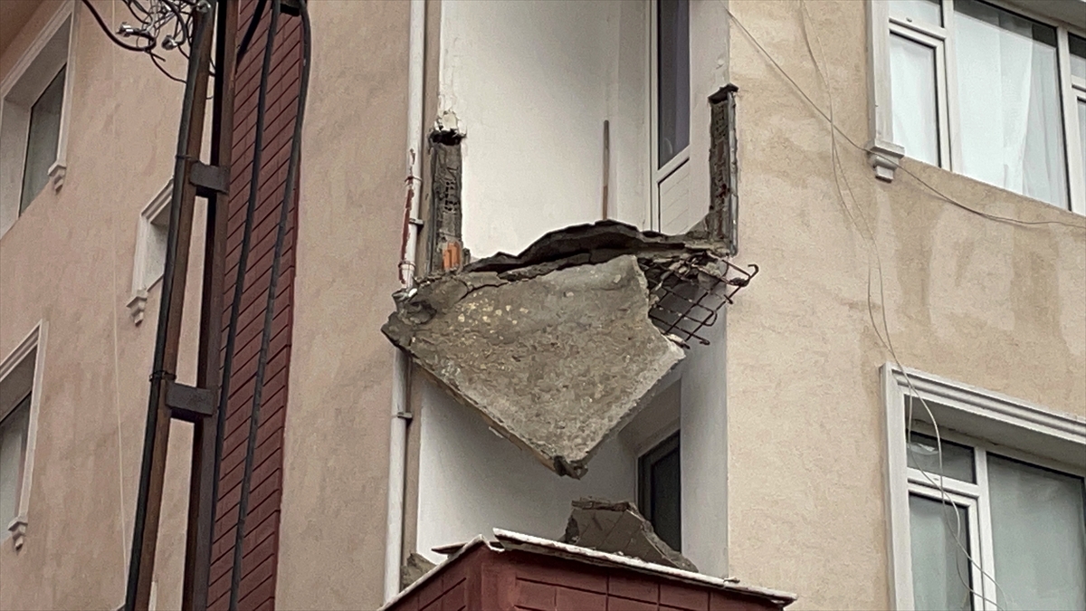 Güngören'de balkonu çöken bina boşaltıldı