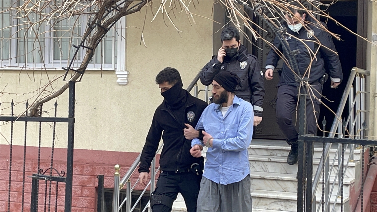 Güngören'de evini ateşe veren kişi gözaltına alındı