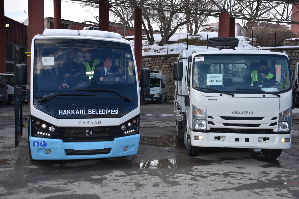 Hakkari Valisi Akbıyık, hizmete alınan yolcu minibüsünün şoförlüğünü yaptı