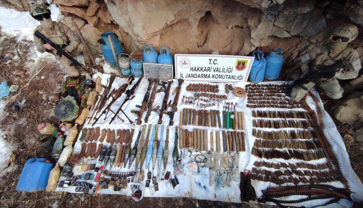 Hakkari'de terör operasyonunda silah, patlayıcı ve mühimmat ele geçirildi