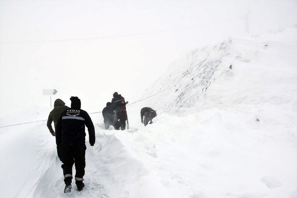 Hakkari'de VEDAŞ ve karla mücadele ekipleri tipi nedeniyle zor anlar yaşadı